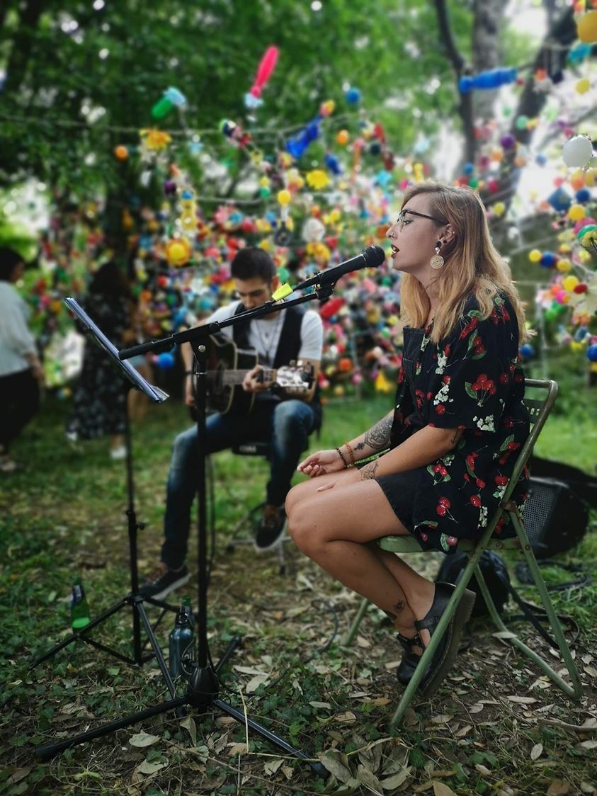 Musicienne jouant dans les jardins à l'occasion d'un festival organisé par Chapêlmêle