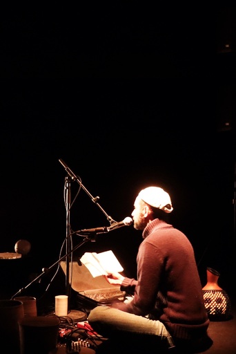 Mehdi Meskini, jouant de la musique sur scène